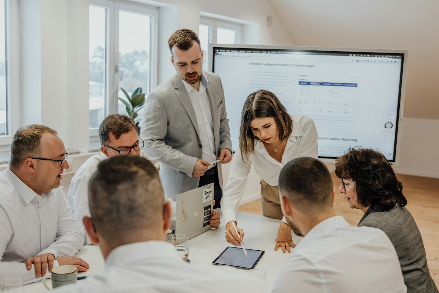 Profis arbeiten gemeinsam an einem digitalen Projekt in einem modernen Büro.